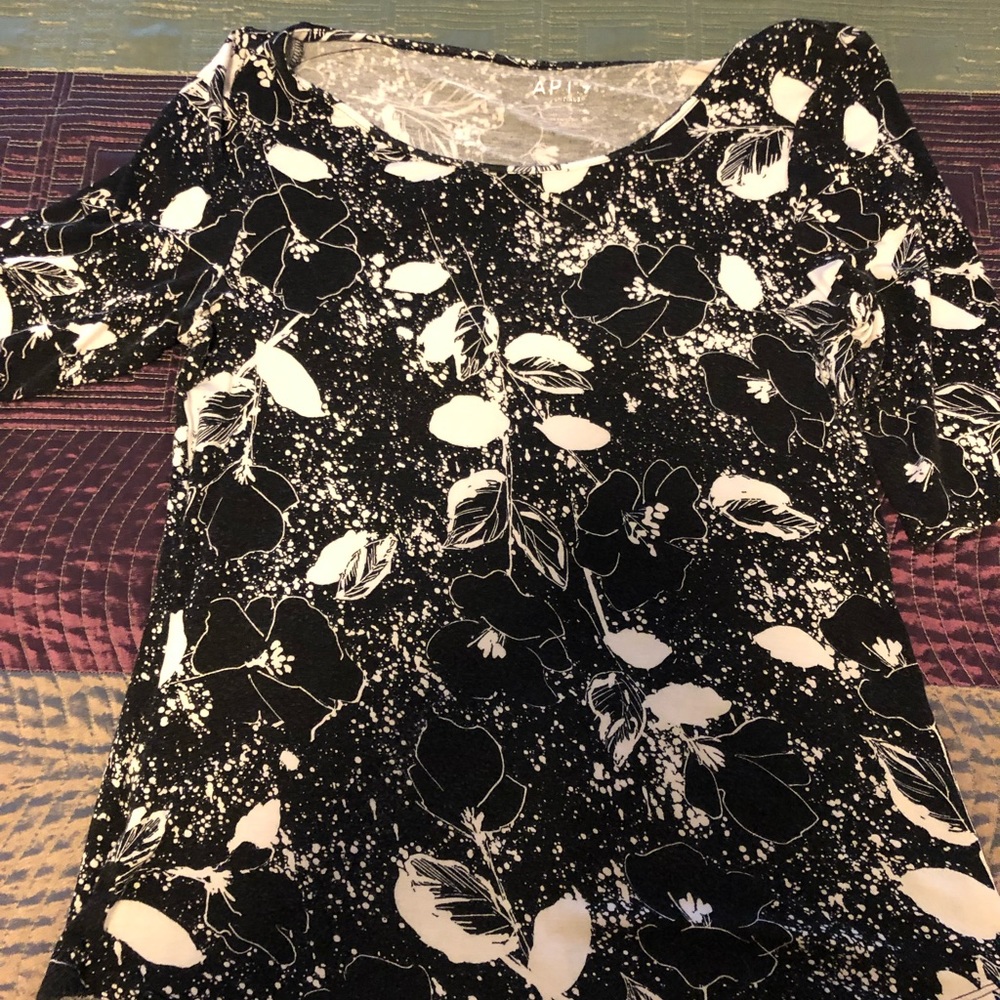 Black and white stretchy shirt